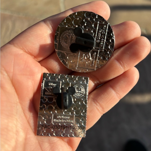 Disney cruise pins - Picture 3 of 3